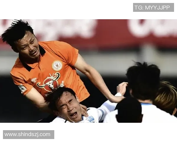 足球明星大白牙的魅力瞬间揭示他在赛场内外的独特风采与个性