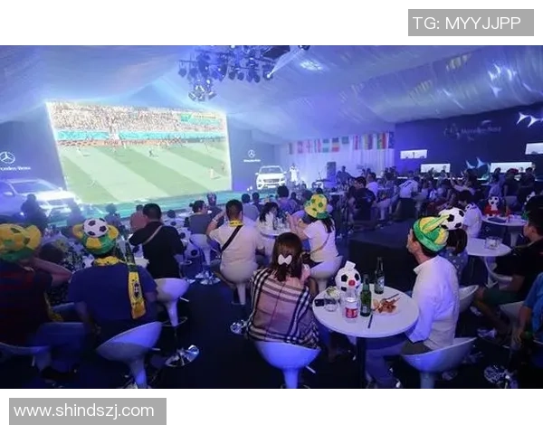 足球巨星观战搏击盛宴赛场激情碰撞引发热议